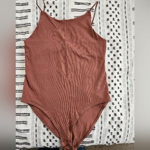 H&M spaghetti bodysuit in color rust size M